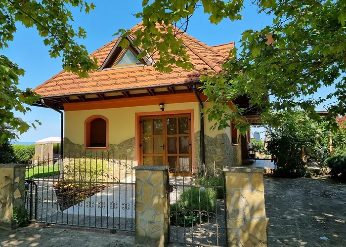 Toparti Villa - Balatonboglar