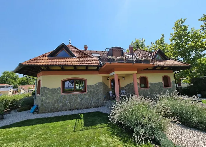 Toparti Villa - Balatonboglar